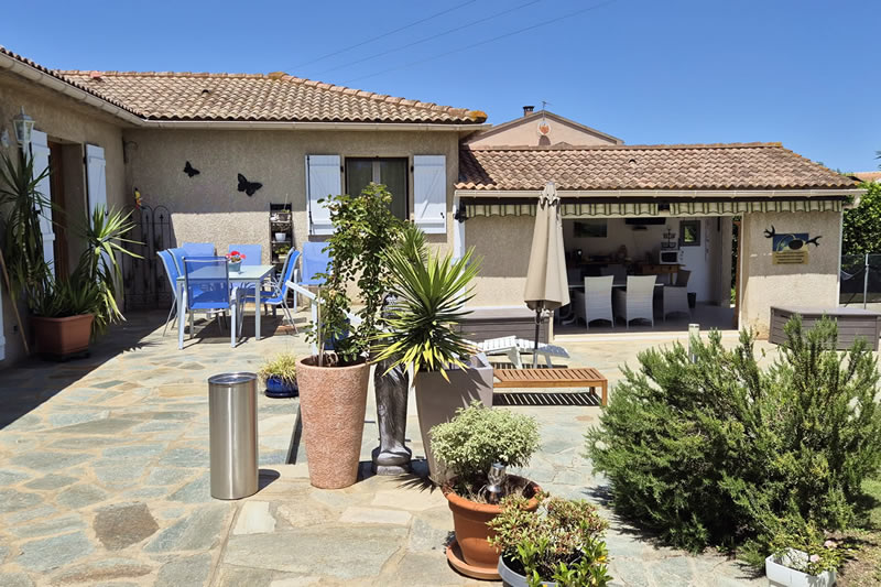 Große Terrasse direkt vom Wohnzimmer aus erreichbar