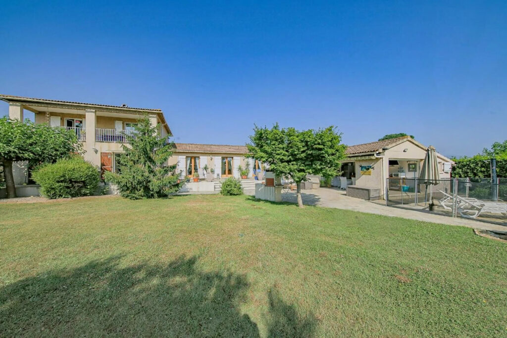 Villa Miramonte mit Blick auf Terrasse und Sommerküche