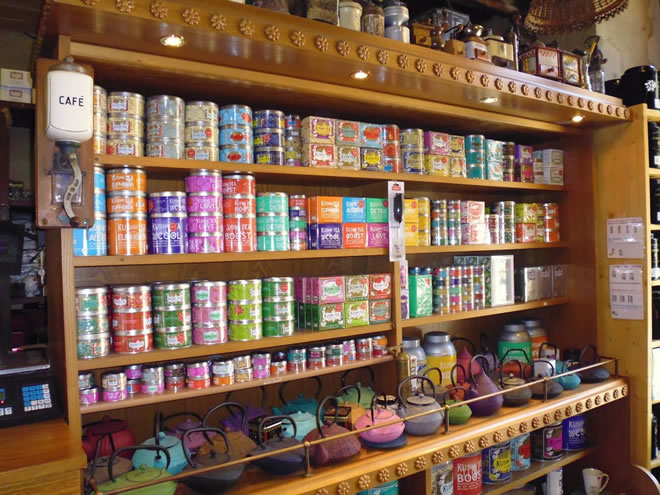 Über 150 Sorten verschiedenen Tee's und Teekannen in vielen Varianten